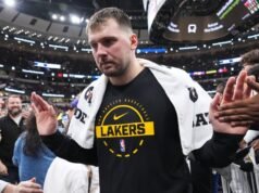 Luka Doncic si è infortunato alla gamba sinistra dopo essere scivolato fuori dal campo di Cleveland