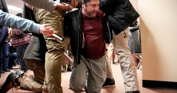 L'uomo arrestato in relazione all'attacco a Ilhan Omar ha precedenti