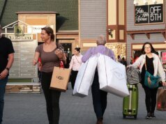 Molte sedi Saks OFF 5TH stanno chiudendo a livello nazionale dopo aver dichiarato fallimento