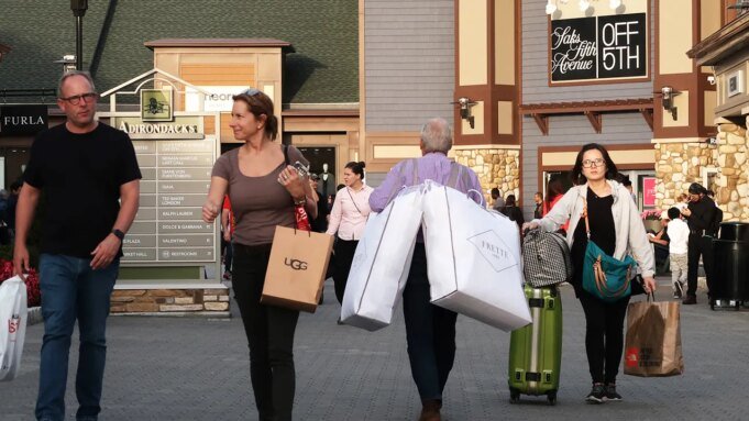 Molte sedi Saks OFF 5TH stanno chiudendo a livello nazionale