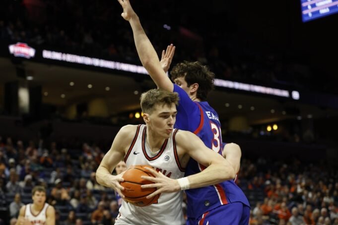 N. 14 UVA in onore dell'ex allenatore Tony Bennett, combattimento