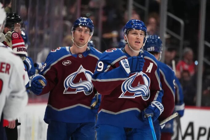Nathan MacKinnon è in testa alla vittoria per 5-2 degli
