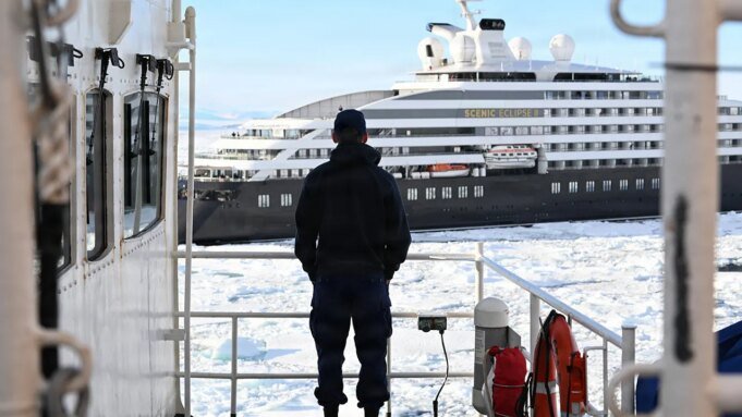 Nave da crociera Scenic Eclipse II bloccata nel ghiaccio antartico