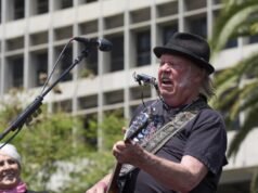 Neil Young dà ai groenlandesi la chiave della “nostra casa” e altro ancora