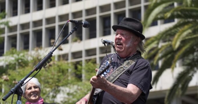 Neil Young dà ai groenlandesi la chiave della "nostra casa"
