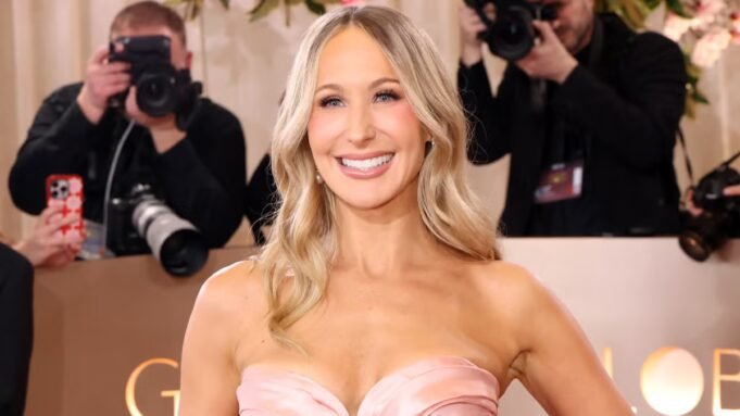 Nikki Glaser rende omaggio a Rob Reiner ai Golden Globes