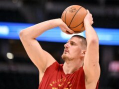 Nikola Jokic rientra da un infortunio al ginocchio venerdì per la partita Nuggets-Clippers