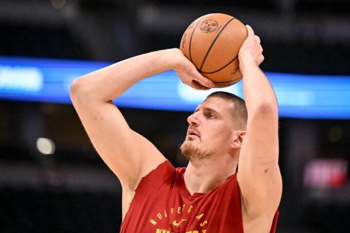 Nikola Jokic rientra da un infortunio al ginocchio venerdì per