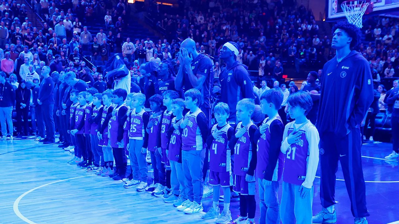 Notizie NBA: i Timberwolves tengono un momento di silenzio per