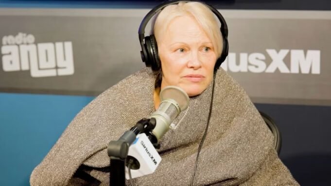 Pamela Anderson dice di essersi sentita "strana" nel vedere Seth