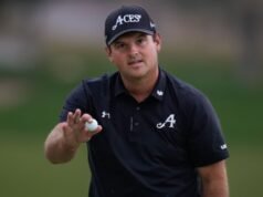 Patrick Reed apre con 71 e si porta sei dietro in Bahrein
