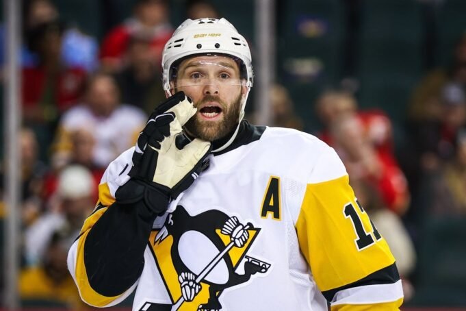 Pens F Bryan Rust sospeso 3 giochi per testata