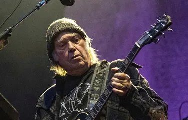 Per ignorare gli eventi mondiali, Neil Young offre ai groenlandesi