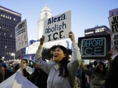 Proteste pacifiche scoppiano nel centro di Los Angeles per la sparatoria di Minneapolis; Autobus attacca l’ICE