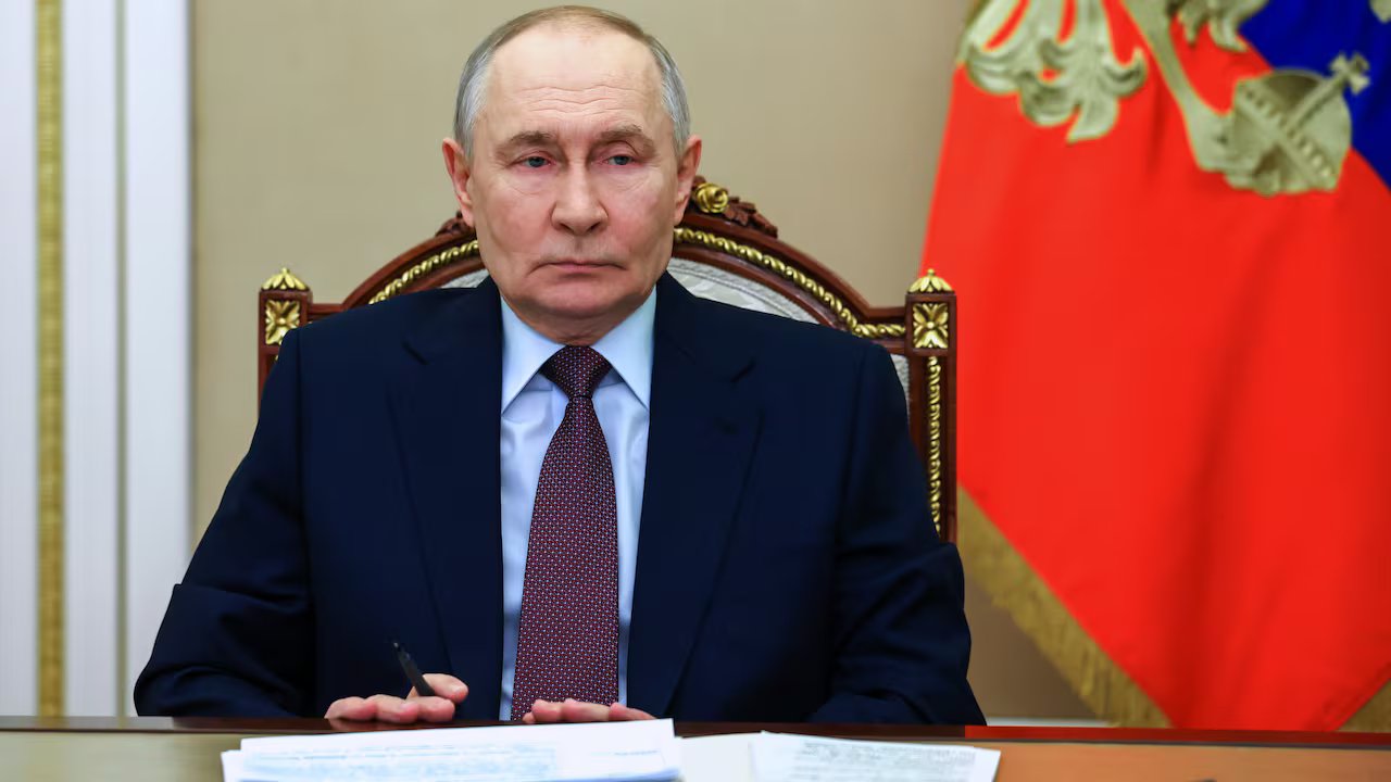 Il presidente russo Vladimir Putin siede alla scrivania del Cremlino
