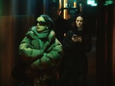 Recensione “The Moment”: Charli XCX è a disagio nell’essere verde