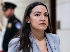 Rep. Alexandria Ocasio-Cortez Sostieni le proteste contro l’ICE e mantieni gli uffici aperti.