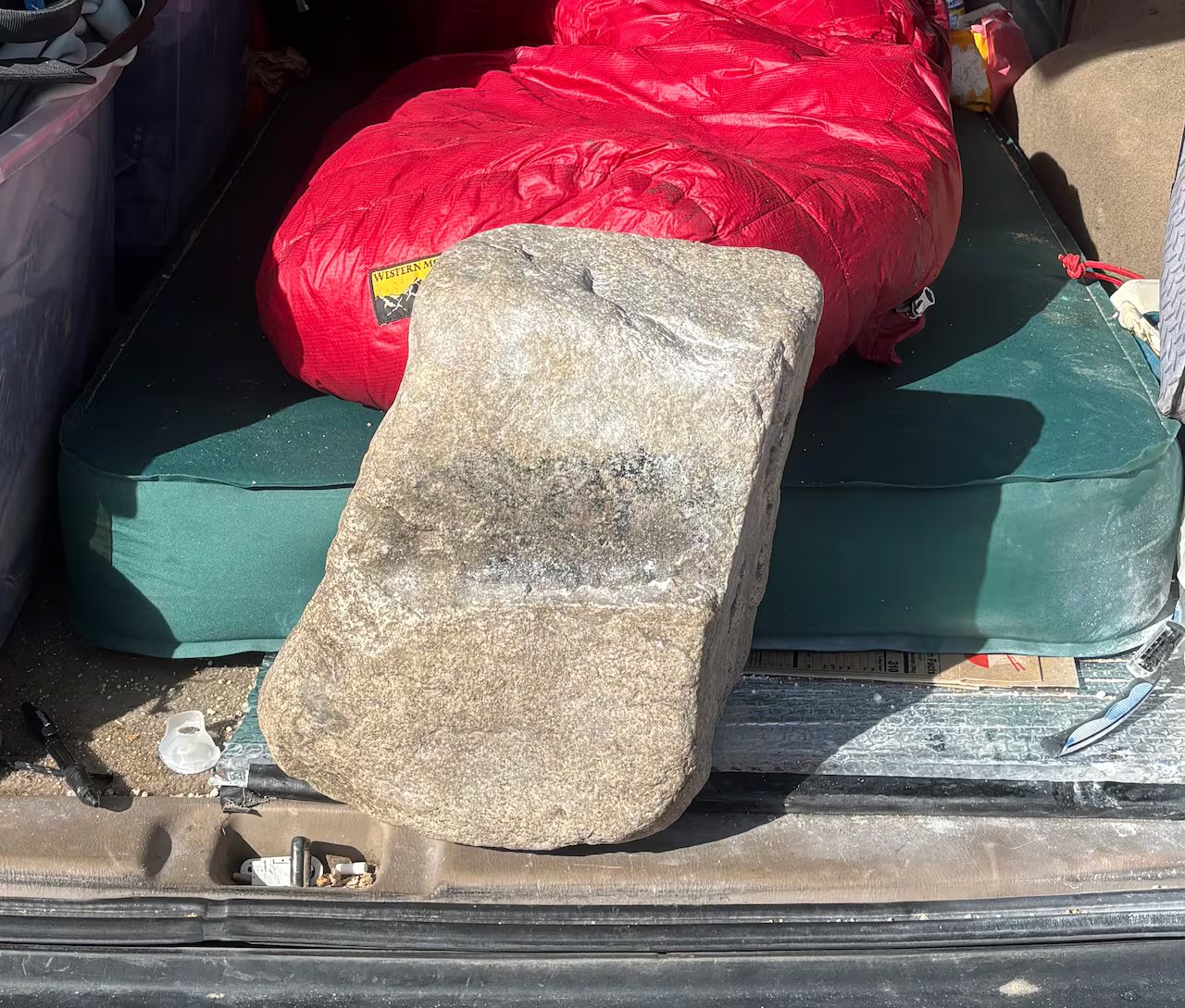 Una pietra nel retro dell'auto