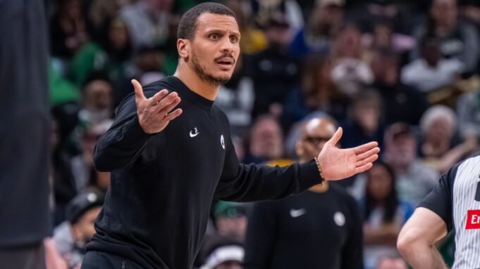 'Schermo illegale': la risposta di Joe Mazzulla a ogni domanda