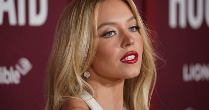 Sidney Sweeney ha appeso il reggiseno all'insegna di Hollywood senza