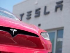 Tesla sta voltando le spalle definitivamente alle auto elettriche? Il marchio di Elon Musk ha interrotto la produzione dei modelli S e X