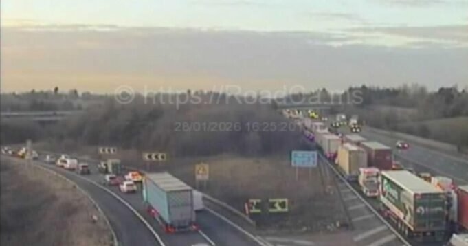 Traffico M6 in diretta: 'Incidente mortale' ferma le auto in