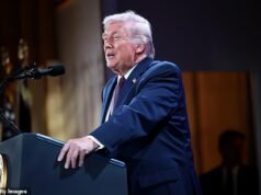 Trump afferma che “l’America è tornata” mentre l’indice S&P tocca quota 7.000 per la prima volta dopo più di una settimana di turbolenze sui mercati finanziari