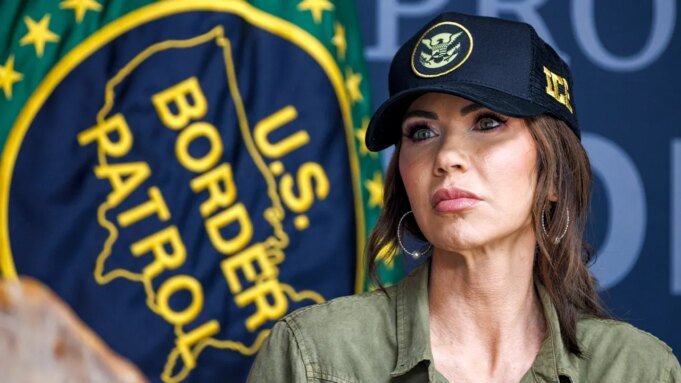 Trump sostiene la segretaria del DHS Kristi Noem mentre i