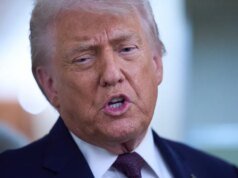 Trump visita l’Iowa e cerca di concentrarsi sull’accessibilità economica