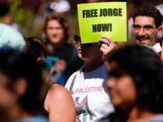 Un giudice federale ha stabilito che l’ICE ha arrestato illegalmente un uomo in un caso di immigrazione in Iowa.