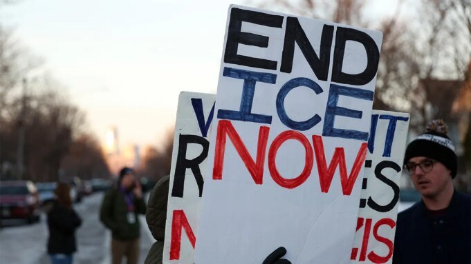Un pastore del Minnesota critica gli agitatori anti-ICE che interrompono