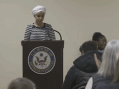 Un uomo spruzza Ilhan Omar con una sostanza sconosciuta nel municipio di Minneapolis.