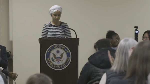 Un uomo spruzza Ilhan Omar con una sostanza sconosciuta nel