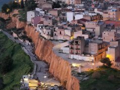 Una massiccia frana lascia le case siciliane sull’orlo del baratro con 1.500 persone evacuate