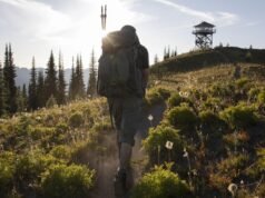 Una vedetta antincendio a distanza sta lottando per il suo lavoro
