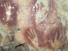 Un’impronta di mano di 67.800 anni fa potrebbe essere l’arte rupestre più antica del mondo
