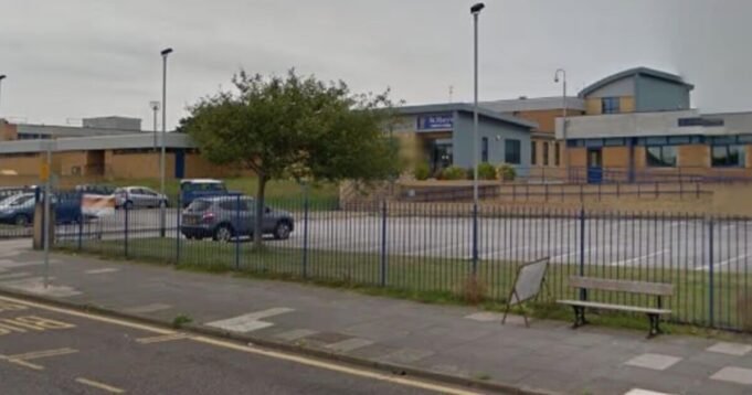 Uno studente "pugnala una vittima con un ago" alla Wallasey