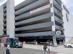 Uomo legato a un parcheggio vicino al LAX, derubato di gioielli, dice la polizia