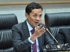 Video virale del presidente della Commissione III DPR RI Hogi Minaya che spruzza il capo della polizia di Slayman sul caso