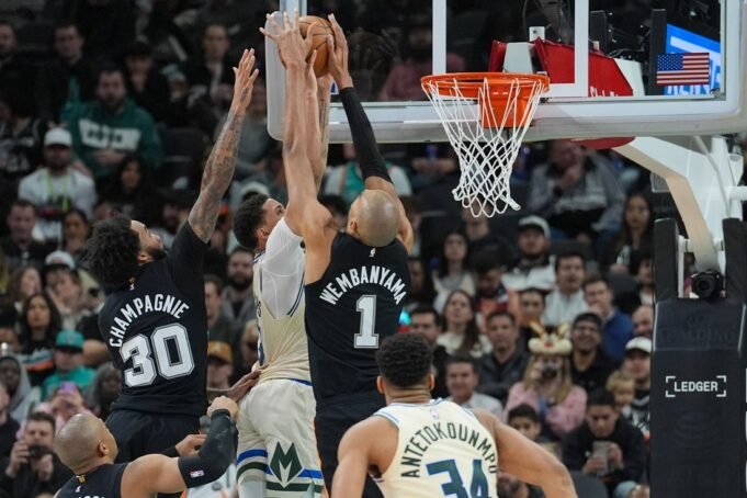 Wembanyama guida l'attacco equilibrato degli Spurs nell'incredibile vittoria sui Bucks