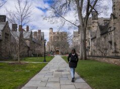 Yale offre lezioni gratuite per le famiglie con redditi inferiori a $ 200.000 all’anno.