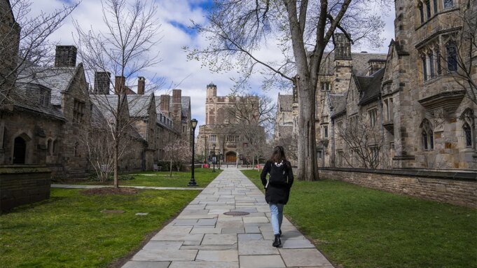 Yale offre lezioni gratuite per le famiglie con redditi inferiori