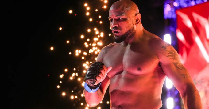 Yoel Romero fuori dal BKFC KnuckleMania VI, Lorenzo Hunt ha