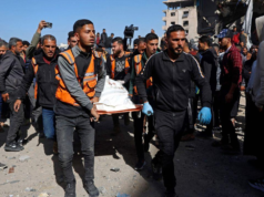 La difesa civile di Gaza afferma che i raid israeliani uccidono 32 persone nonostante il cessate il fuoco in corso