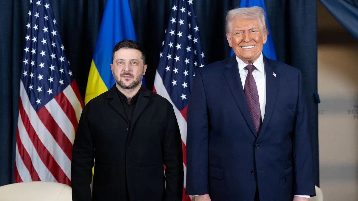 Il presidente ucraino Volodymyr Zelenskyj e il presidente degli Stati Uniti Donald Trump posano per una foto durante il loro incontro a margine del 56esimo Forum economico mondiale (WEF) annuale a Davos, in Svizzera, il 22 gennaio 2026.