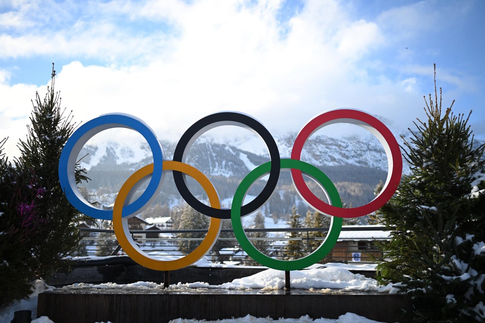 Martedì i cerchi olimpici in vista delle Olimpiadi invernali di Milano Cortina 2026.