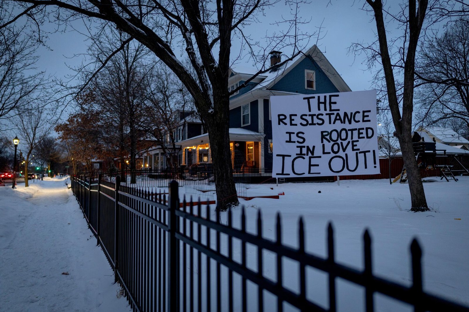 Banner appeso tra due alberi