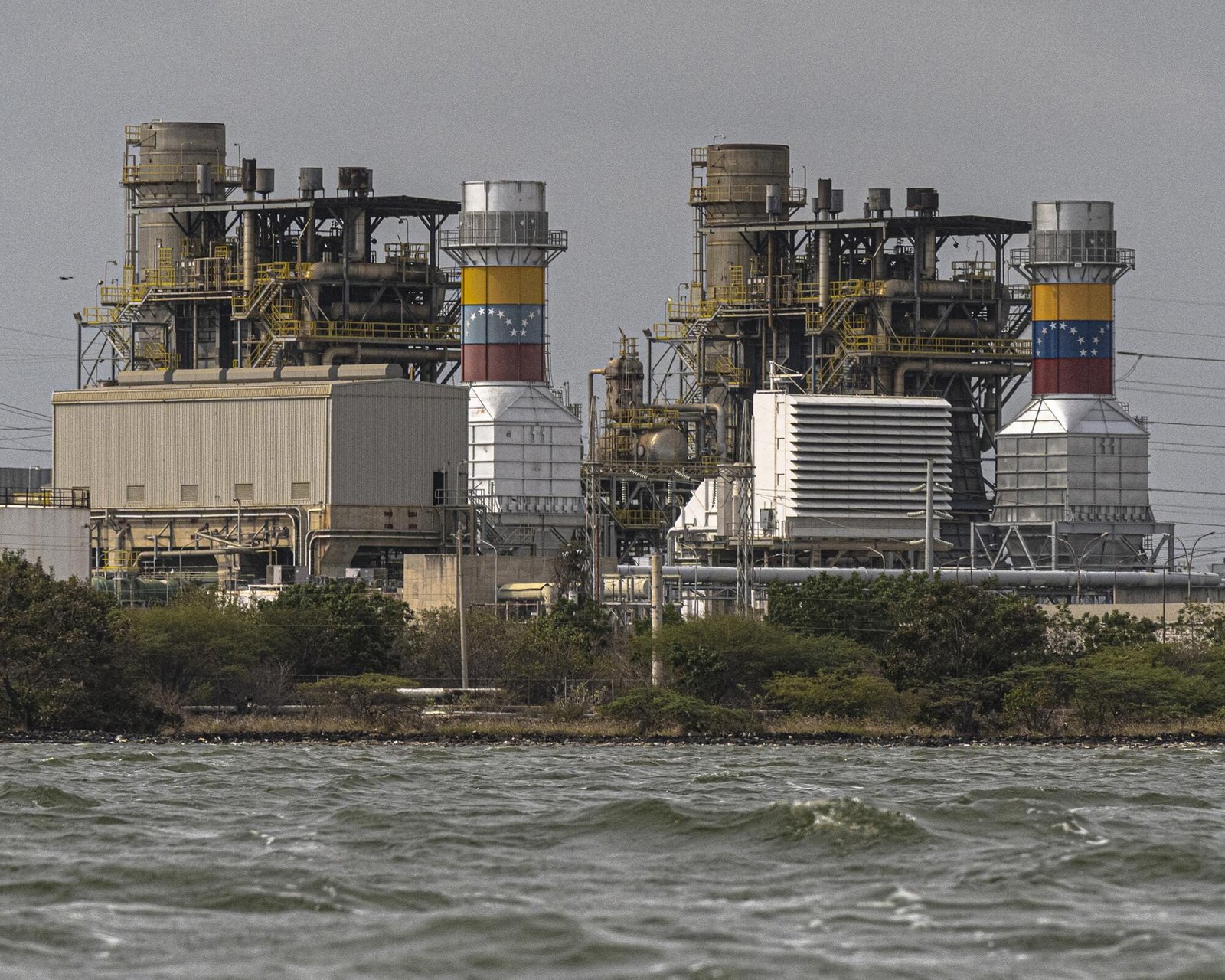 Raffineria sulla riva del lago