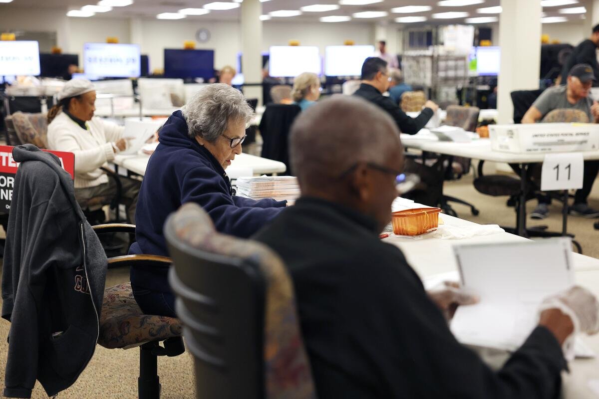 Il personale delle cancellerie elabora le schede