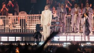 Bad Bunny indossa la giacca Pelé della Coppa del Mondo 1966 durante un concerto a San Paolo